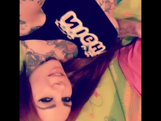 Меган показывает свою