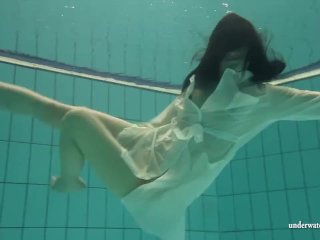 UnderwaterHot Babe Petra Swims Naked
