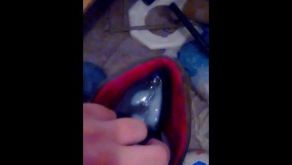 Я кончаю в грязные джорданы девочки-подростка
