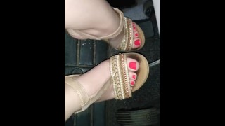 Pedaal pompen in sandalen hete voeten