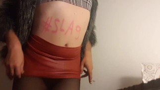娘娘腔女神露西穿着红色迷你裙和人造皮草
