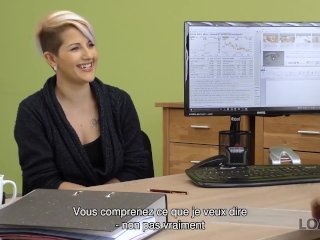 LOAN4K. Une femme séduisante a des relations sexuelles avec un agent