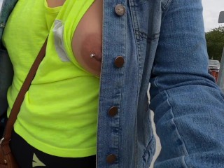 Dag Met Vrouw Geen Bh Zijkant Borsten Shirt Met Gepiercete Tepels in Het Openbaar Flashen