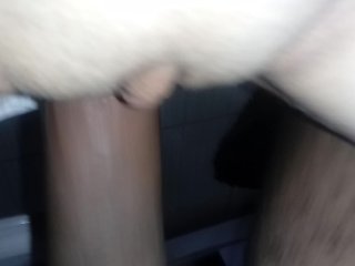 Novinha safada sendo fodida com força gemeue pediu para receber gozada na bucetinha.