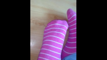 Teenie Mädchen zeigt mir ihre süßen Füße in pinken Socken