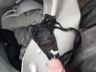 在洗衣房的脏内裤里射精