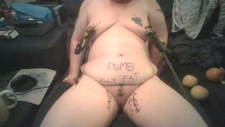 Auto-humilhação de uma vagabunda com corpo escrevendo em seios e buceta BDSM