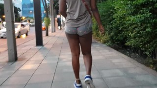 Thick Booty Sexy Latina in strakke korte broek lopen op openbare straat - Candid Kont