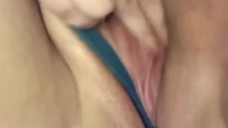 Смотреть, как пухленькая девушка кончает в мокрые трусики 