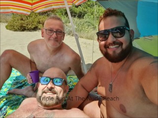 Triplo Divertimento Sulla Spiaggia per Nudisti