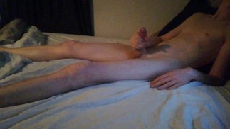 Stöhnen beim harten Abspritzen mit rasiertem Schwanz