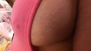 Femme en justotard de seins côté sans soutien-gorge percé mamelons shoppinh
