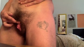 Hung Tboy tatuato che guarda il porno e sborra
