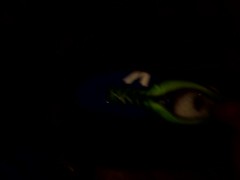 Ich pinkele in Stiefschwester's Gym Schuhe