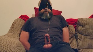 Papa ligoté avec un vibromasseur sur la bite - SlugsOfCumGuy