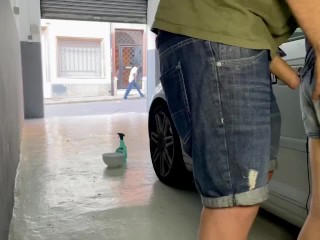 El técnico me usa, abofetea,y me a lamer su cum mientras lavoel coche. Nos pillan