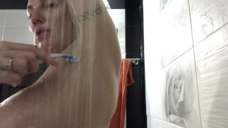 Swxy milf бреет подмышки в душе часть2