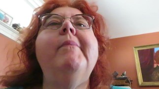 Жевание жвачки и выдувание от непослушной медсестры Вики