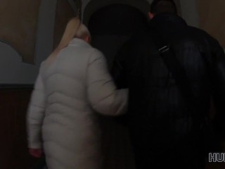 HUNT4K. Voluptuoushottie decides to fuckfor cash but not a bouquet