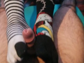 HORNY MILF GIVESNEIGHBOR A SOCKJOB UNTIL HE CUMS ON_HER FEET