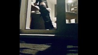 Nachbar beim Wichsen durch Balkon erwischt - HEISSE Masturbation, toller Cumshot