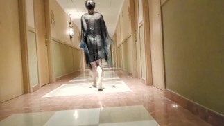 丈夫拍摄的妻子穿着比基尼回到酒店房间