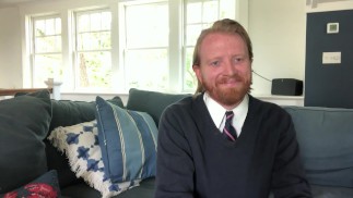 Муж смотрит, как другой мужчина говорит невероятно хорошие вещи его жене