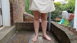 Алиса - писающая и курящая на пороге без трусиков под платьем ;)