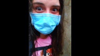Magasin De Détail Toilettes Publiques Masque Facial Pandémique Quarantaine Jolie Fille Effrayée Debout Contre PEE PISS