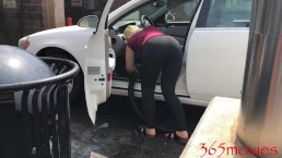 Hot rubia que se inclina por limpiar su coche es follada en público por un matón en el lavado de autos 