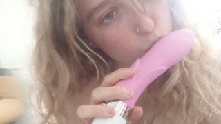 Cute Blonde hoer zuigt en kokhalst op haar vibrator voor jou - grote, natuurlijke tieten ;)