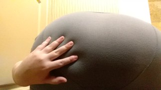 Трясется, подпрыгивает и шлепает по в ванной для папы 