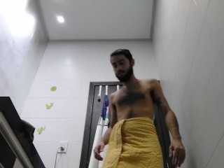 CHICO GAY SE SECA EN EL BAÑO