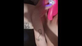 Tattoo'd goth slut cums on vibrator