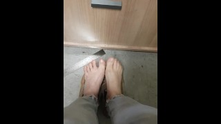 Jugando con mis pequeños pies malolientes apestosos en el trabajo - sudoroso No Socks