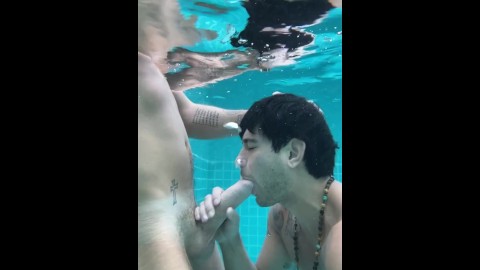 Josh Moore e Ricky Roman boquete subaquático e gozando na piscina