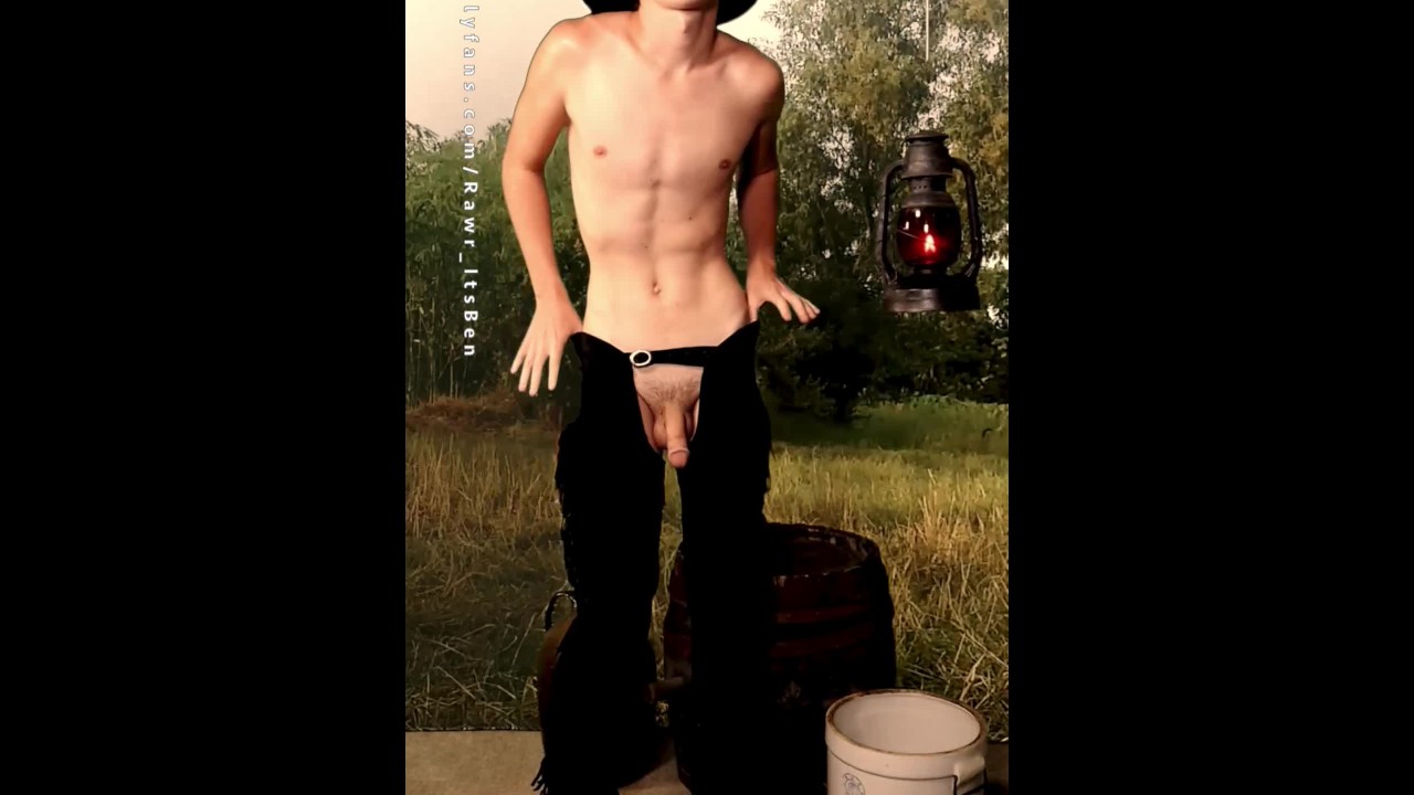 OMG TikTok Cowboy Twink de 18 anos mostra seus chaps, bunda e pau em um  striptease country