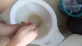 Bañandome con mi pene de 15 cm