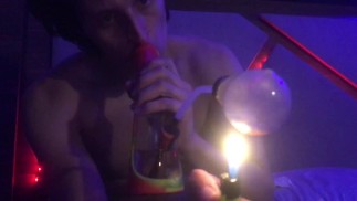 Made a pipe out of a light bulb combined with my regular bong. ¡It works!