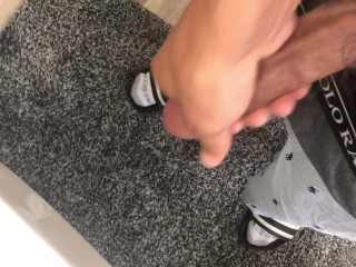 Был возбужден должен был сломать орех в туалете