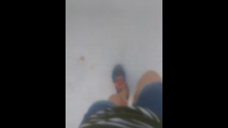 Tirando os sapatos e andando descalço lá fora | POV