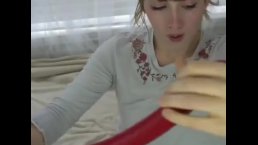 女孩从她的喉咙模因中拔出 33 英寸的假阳具