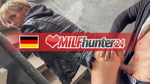 MILF Hunter clous maigre MILF Vicky Hundt dans un endroit abandonné! milfhunter24