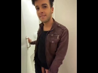 YouTuber chupa pija en los baños públicos - Seba Terry