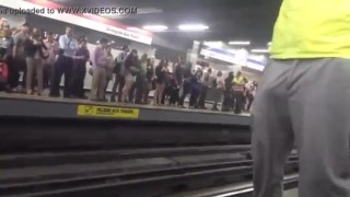 Guardia de seguridad del metro con la verga parada