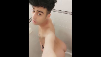 Красавчик пукает воздух после анала и показывает набухшую жопу