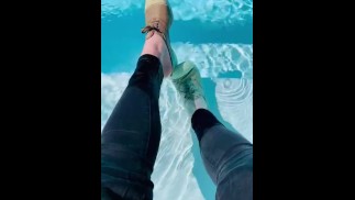 我在游泳池旁边玩我的鞋子