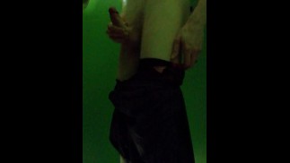 Etwas Spaß nach dem Schwimmen: Schnelles Wichsen in einer lauten Umkleidekabine