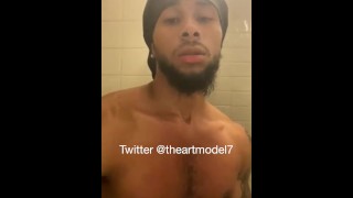 Amateur american masculino Guy tomando una ducha