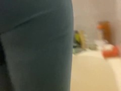 Малышка жестко ссыт в сексуальные джинсы и заливает это все душем - Screenshot 6 of 16 - Teen